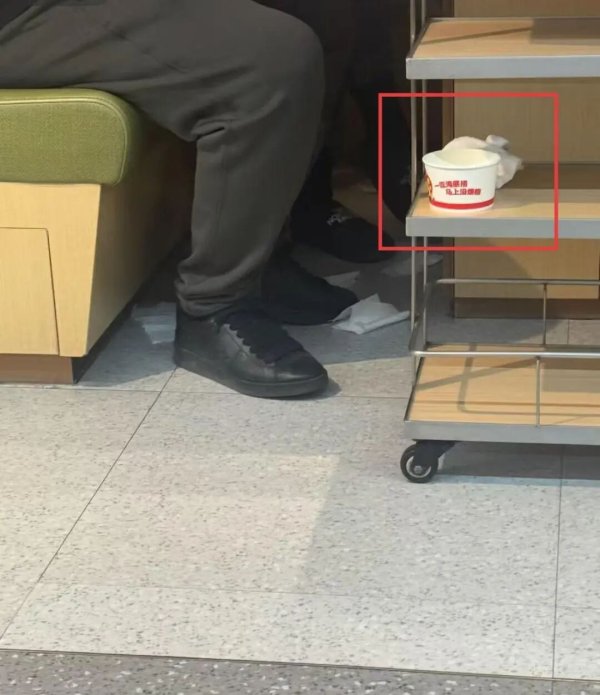 启点优配 家长在海底捞就餐区拿纸碗为孩童接尿，海底捞最新回应